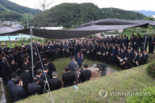 모란공원에 안장되는 고 이인원 롯데그룹 부회장. <연합뉴스>